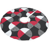Schwarz, rot, kariertes geometrisches Muster. Polyester Weihnachtsbaumdecke (Schrägansicht)
