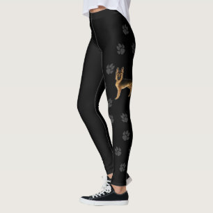 Schwarz-roter Deutscher Schäferhund mit schwarzen Leggings