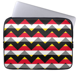 Schwarz-rotes Chevron-Zickzack-Streifenmuster Laptopschutzhülle