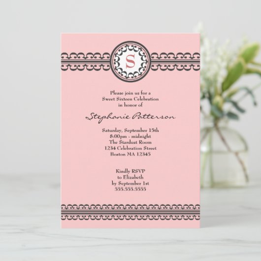 Schwarz-Spitzen-Pink Monogramm Sweet 16 Einladung (Stehend Vorderseite)