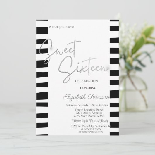 Schwarz Streifen Silver Script Sweet 16 Einladung (Stehend Vorderseite)