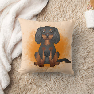 Schwarz & Tan Cavalier King Charles Hund auf Orang Kissen