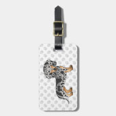 Schwarz-Tan-Dapfel glatte Dackel und Text Gepäckanhänger (Vorderseite vertikal)