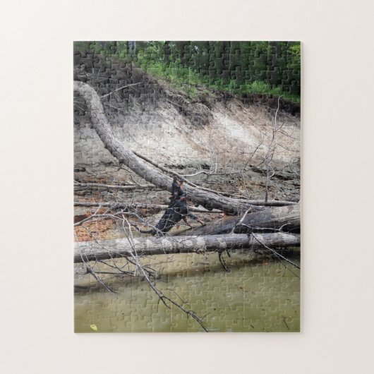 Schwarz-Tan-Konterhund-Treeing im Fluss Puzzle (Vertikal)