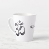 Schwarz Textured Om Symbol, Name, 12oz Latte Tasse (Linke Ecke)