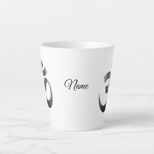 Schwarz Textured Om Symbol, Name, 12oz Latte Tasse (Vorderseite)
