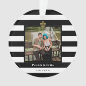 Schwarz u. Weiß Stripes Lilien-Foto Ornament (Vorderseite)