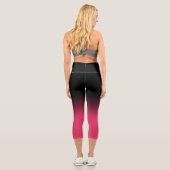 Schwarz und Cerise Pink Ombre Muster Capri Leggings (Rückseite)