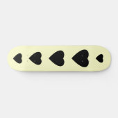 Schwarz und Creme Liebe Herzdesign. Skateboard (Horizontal)