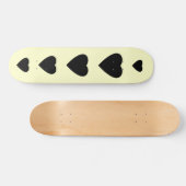 Schwarz und Creme Liebe Herzdesign. Skateboard (Horizontal)