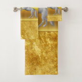 Schwarz und ein weißes Pferd, das kämpft Badhandtuch Set (Insitu)