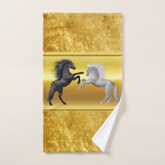 Schwarz und ein weißes Pferd, das kämpft Badhandtuch Set (Handtuch)