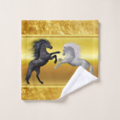 Schwarz und ein weißes Pferd, das kämpft Badhandtuch Set (Waschlappen)