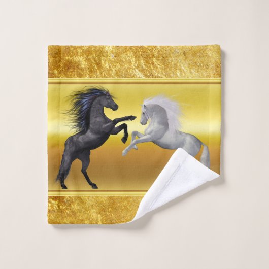 Schwarz und ein weißes Pferd, das kämpft Badhandtuch Set (Waschlappen)