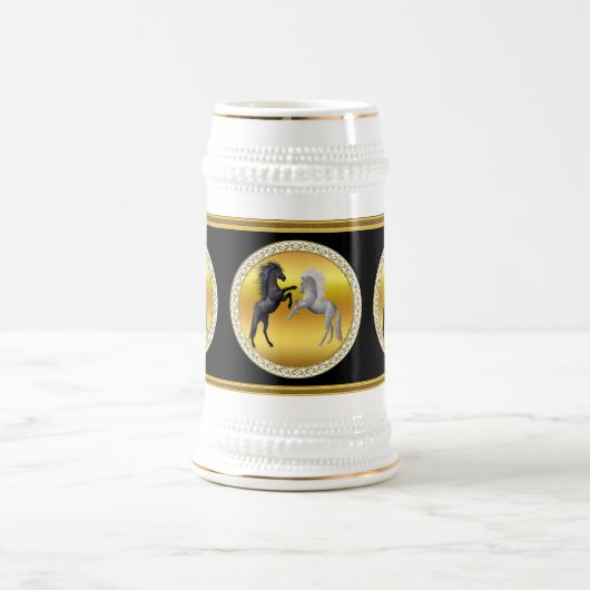 Schwarz und ein weißes Pferd, das kämpft Bierglas (Mittel)