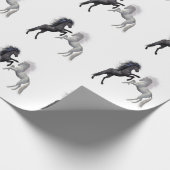 Schwarz und ein weißes Pferd, das kämpft Geschenkpapier (Ecke)