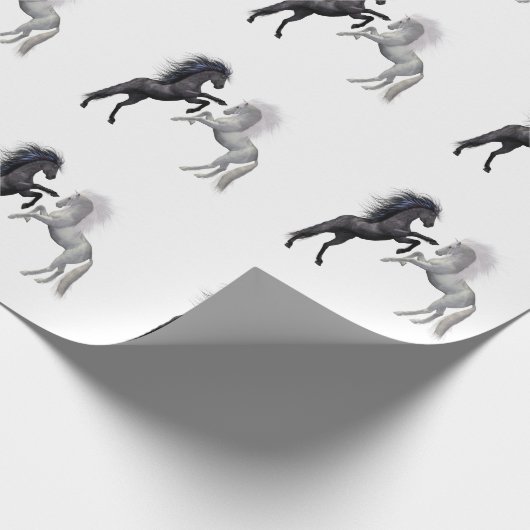 Schwarz und ein weißes Pferd, das kämpft Geschenkpapier (Ecke)