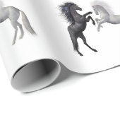 Schwarz und ein weißes Pferd, das kämpft Geschenkpapier (Rolleneckpunkt)