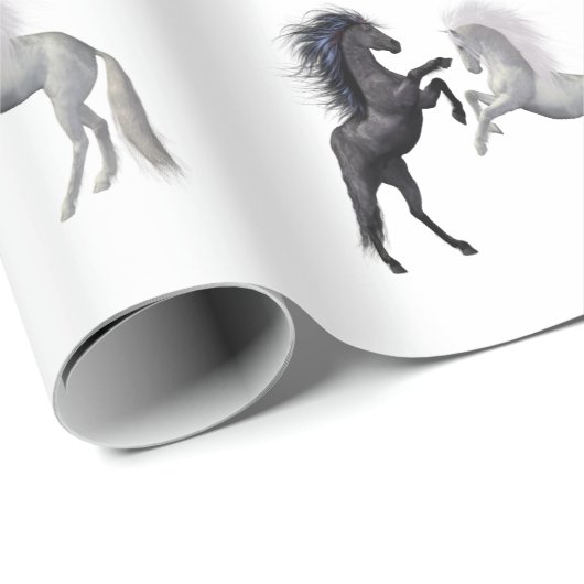 Schwarz und ein weißes Pferd, das kämpft Geschenkpapier (Rolleneckpunkt)