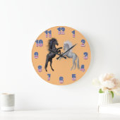 Schwarz und ein weißes Pferd, das kämpft Große Wanduhr (Zuhause)