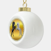 Schwarz und ein weißes Pferd, das kämpft Keramik Kugel-Ornament (Rechts)