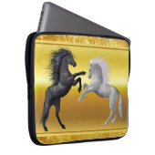 Schwarz und ein weißes Pferd, das kämpft Laptopschutzhülle (Vorne Rechts)
