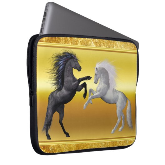 Schwarz und ein weißes Pferd, das kämpft Laptopschutzhülle (Vorne Rechts)