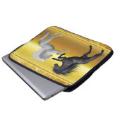 Schwarz und ein weißes Pferd, das kämpft Laptopschutzhülle (Vorne Knopf)