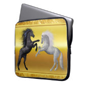 Schwarz und ein weißes Pferd, das kämpft Laptopschutzhülle (Vorderseite Links)