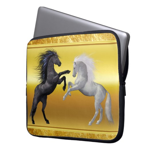 Schwarz und ein weißes Pferd, das kämpft Laptopschutzhülle (Vorderseite Links)