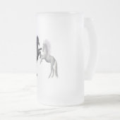 Schwarz und ein weißes Pferd, das kämpft Mattglas Bierglas (VorderseiteRechts)