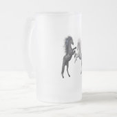 Schwarz und ein weißes Pferd, das kämpft Mattglas Bierglas (Vorderseite Links)