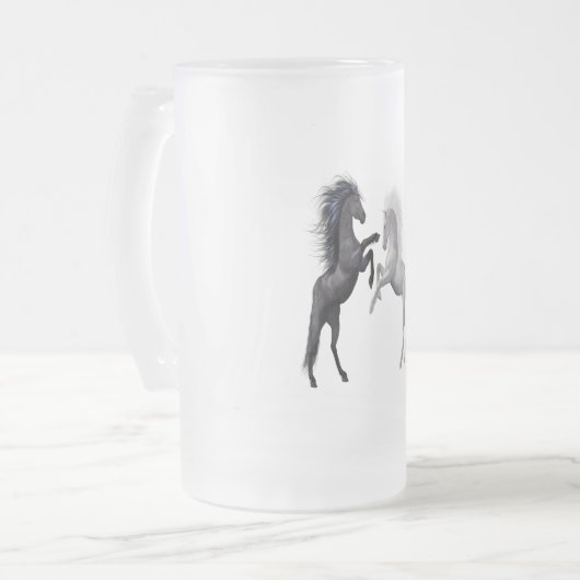 Schwarz und ein weißes Pferd, das kämpft Mattglas Bierglas (Vorderseite Links)