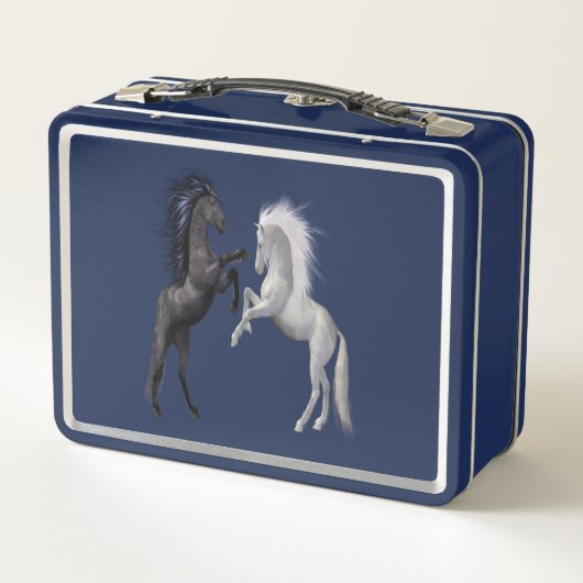 Schwarz und ein weißes Pferd, das kämpft Metall Lunch Box (Rückseite)