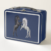 Schwarz und ein weißes Pferd, das kämpft Metall Lunch Box (Vorderseite)