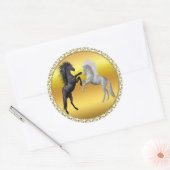 Schwarz und ein weißes Pferd, das kämpft Runder Aufkleber (Umschlag)