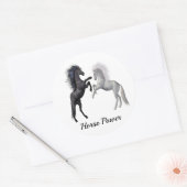 Schwarz und ein weißes Pferd, das kämpft Runder Aufkleber (Umschlag)