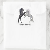 Schwarz und ein weißes Pferd, das kämpft Runder Aufkleber (Tasche)