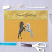 Schwarz und ein weißes Pferd, das kämpft Seidenpapier (Handwerk)