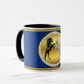 Schwarz und ein weißes Pferd, das kämpft Tasse (Vorderseite Links)