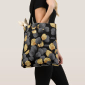 Schwarz und Gold Blätter. Muster Tasche (Von Nahem)