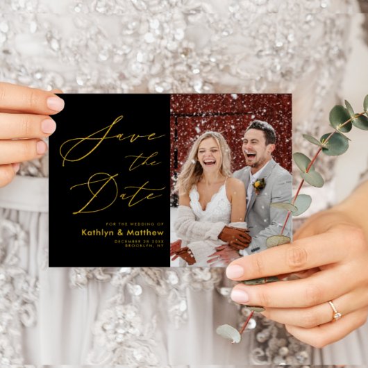 Schwarz und Gold Elegantes Skript Save the Date Ankündigungspostkarte