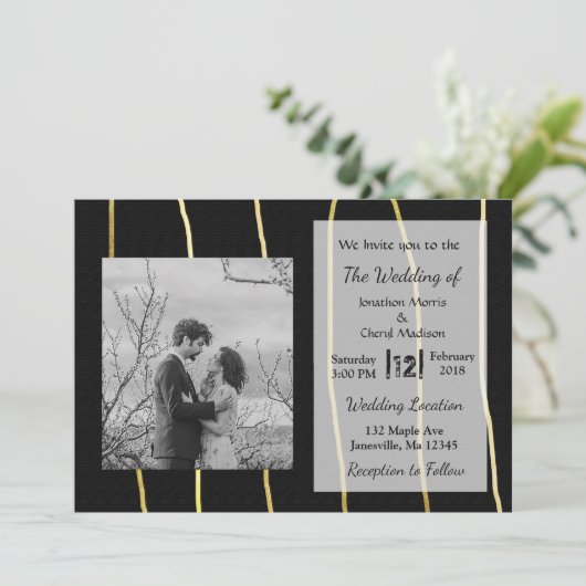 Schwarz und Gold Modernes Foto Hochzeitseinladunge Einladung (Stehend Vorderseite)