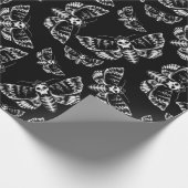 Schwarz und Grau Tote Kopf Hawk Moth Skull Gothic Geschenkpapier (Ecke)