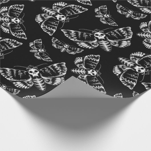Schwarz und Grau Tote Kopf Hawk Moth Skull Gothic Geschenkpapier (Ecke)