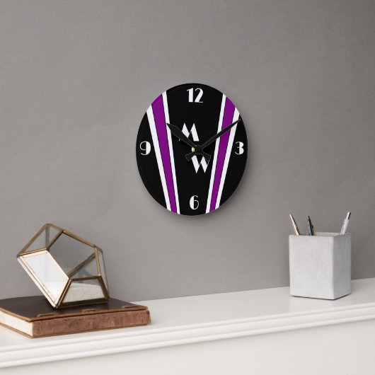 Schwarz und Lila Art Deco Design Mit Monogramm Runde Wanduhr (Büro)