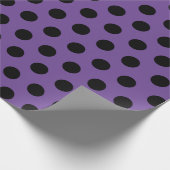 Schwarz und Lila Medium Polka Dot Wrapping Paper Geschenkpapier (Ecke)