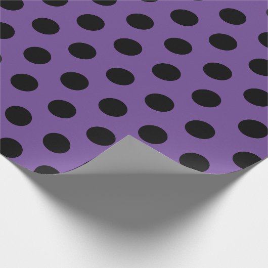 Schwarz und Lila Medium Polka Dot Wrapping Paper Geschenkpapier (Ecke)