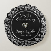 Schwarz und Metallisches Silber 25. Hochzeitstag Rundes Kissen (Rückseite)