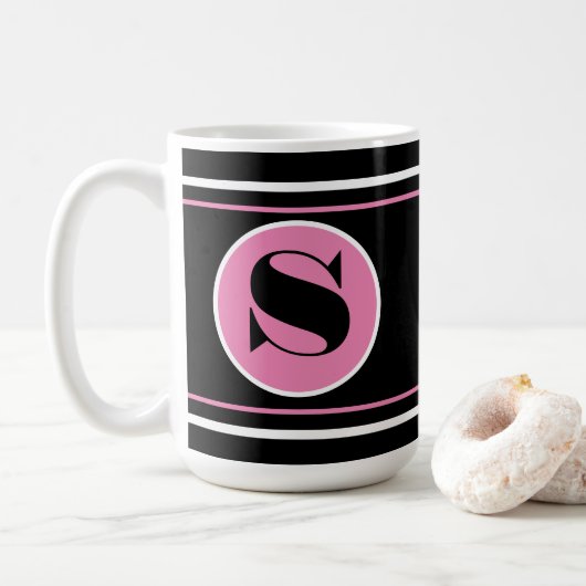 Schwarz und Rosa personalisieren Moderne Monogramm Kaffeetasse (Mit Donut)